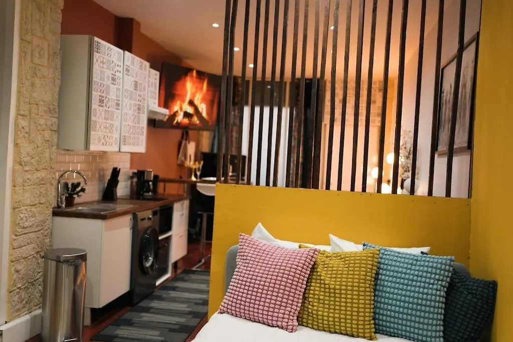 Appartement . Paris 0*,
